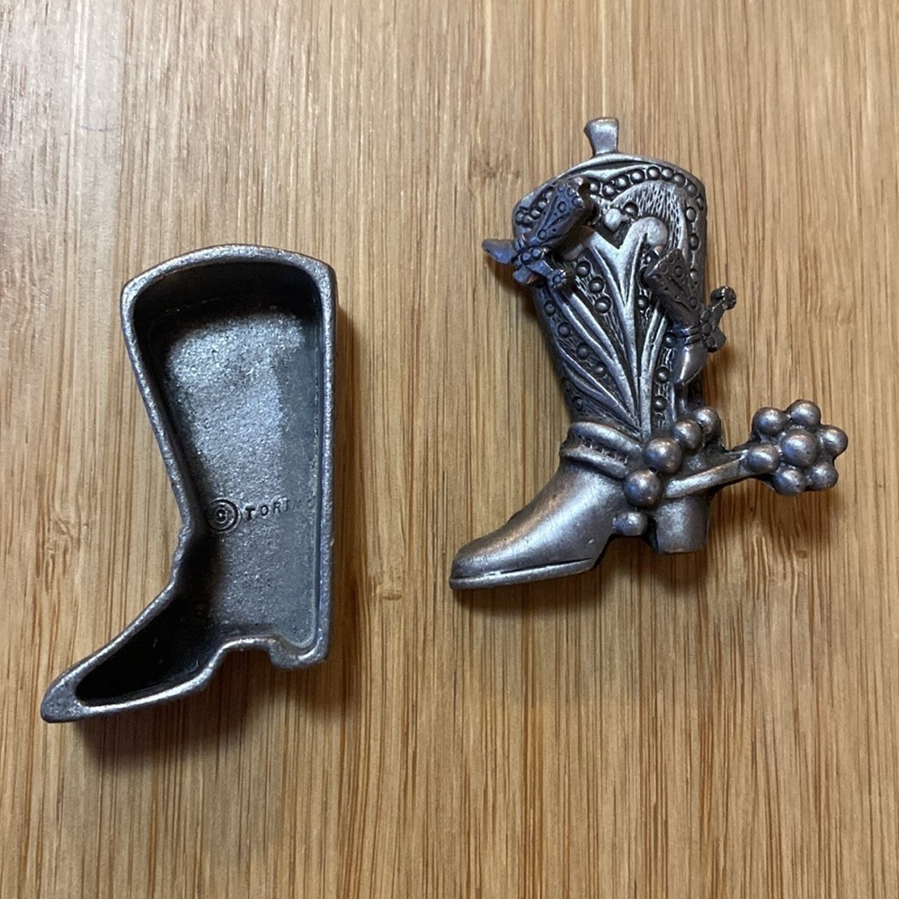 Vintage Signed TORINO Engraved Design Cowboy Boot Brooch/Pin, Earrings and Box - Picture 4 of 8